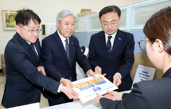 조국혁신당 서왕진 원내대표(가운데)와 차규근(왼쪽), 신장식 의원이 23일 국회 의안과에 통일교 정치개입 진상규명 특검법안을 제출하고 있다. 2025.12.23 [사진=연합뉴스]