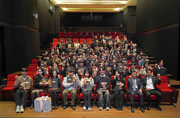 이순형 이사장(앞줄 오른쪽에서 두번째)과 이태성 사무총장(앞줄 오른쪽에서 첫번째)이 세아해암학술장학재단 제34기 장학생들과 함께 기념사진을 촬영하고 있다. [사진=세아홀딩스]