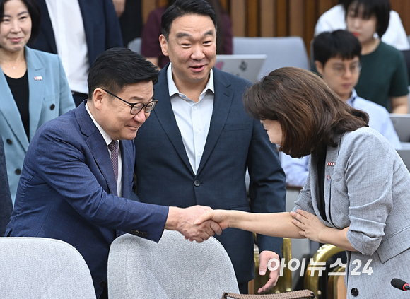 정점식 국민의힘 원내대표가 11일 서울 여의도 국회에서 열린 원내대책회의에 참석하고 있다. [사진=곽영래 기자]