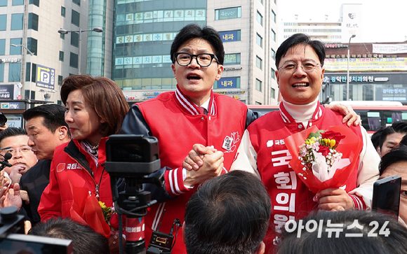 한동훈 국민의힘 비상대책위원장이 19일 오후 서울 동작구 남성사계시장에서 나경원(동작구을)·장진영(동작구갑) 후보의 지지를 호소하고 있다. [사진=곽영래 기자]