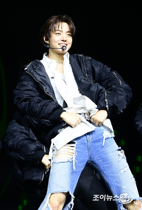 그룹 앤팀 의주가 28일 오후 서울 용산구 한남동 블루스퀘어에서 열린 &TEAM(앤팀) 한국 데뷔 앨범 미니 1집 'Back to Life'(백 투 라이프)발매 기념 쇼케이스에 참석해 멋진 무대를 선보이고 있다. [사진=정소희 기자]