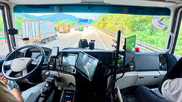 자율주행 시범운행 중인 타타대우모빌리티 차량. [사진=타타대우모빌리티]