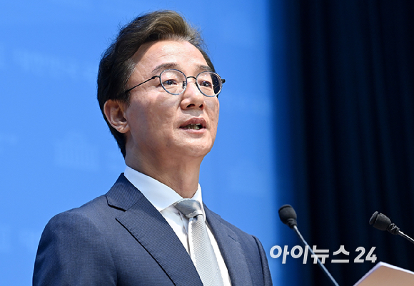 전재수 더불어민주당 부산시장 후보가 13일 서울 여의도 국회 소통관에서 부산시장 후보 확정 관련 기자회견을 하고 있다. [사진=곽영래 기자]