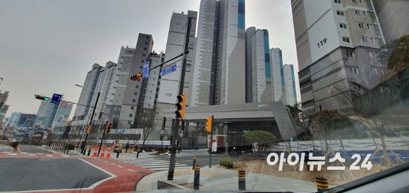 래미안 길음 센터피스(성북구 길음동)는 전용 84㎡가 17억~19억원에 거래되며 신고가를 경신하고 있지만, 현장 공인중개업소에 따르면 27일 기준 전&middot;월세 매물은 5건 안팎에 그치는 등 공급은 제한적인 상황이다. 사진은 래미안 길음 센터피스 단지. [사진=김민지 기자]