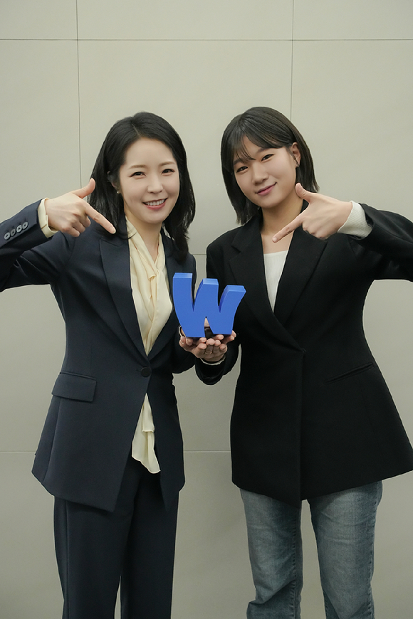 웨이브 오리지널 '배팅 온 팩트' 출연자 강전애, 박성민이 인터뷰를 진행했다. [사진=웨이브 ]