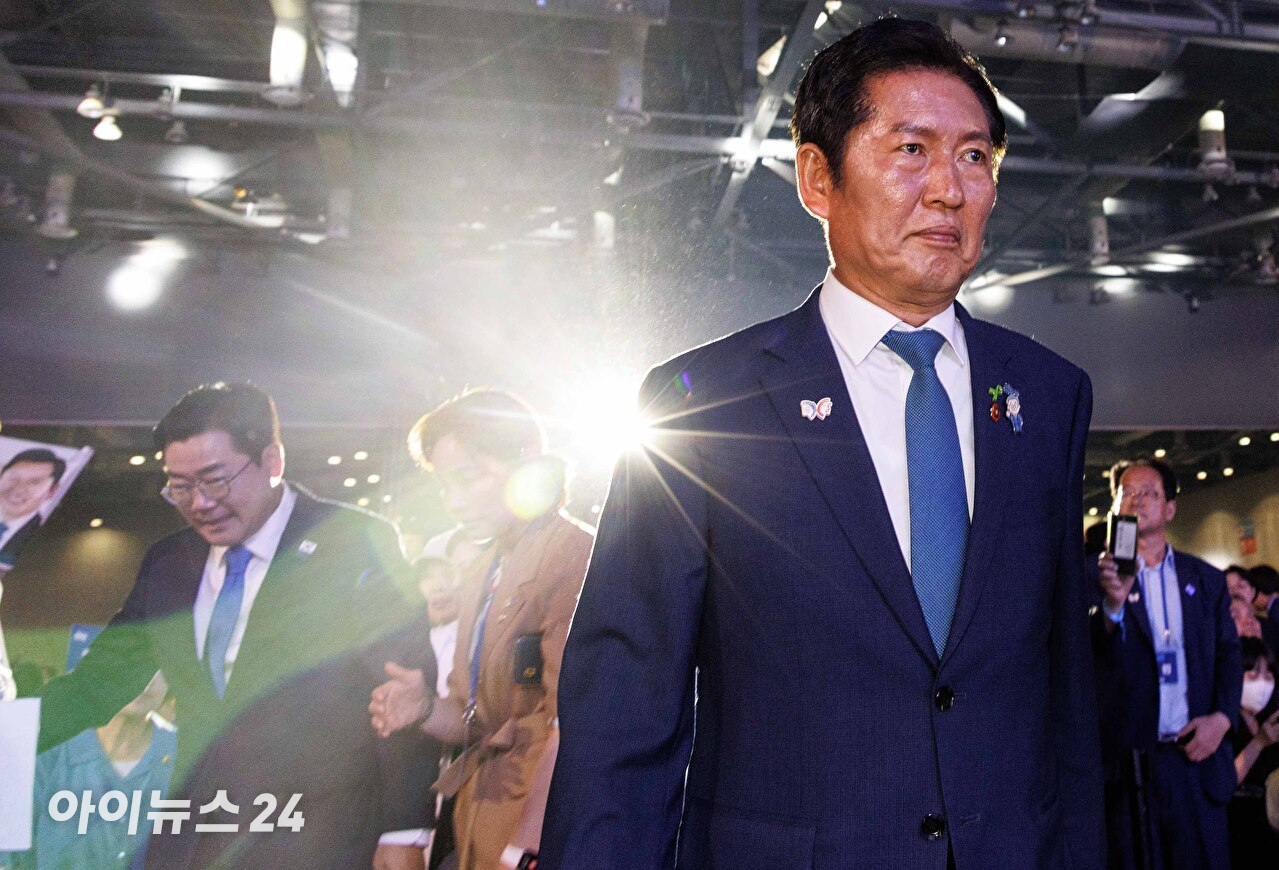 정청래 더불어민주당 신임 대표가 2일 오후 경기 고양시 킨텍스에서 열린 제2차 임시전국당원대회에서 수락연설을 위해 단상으로 향하고 있다. [사진=곽영래 기자]