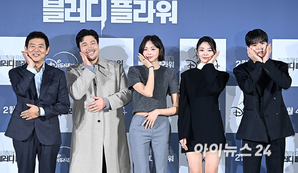 배우 성동일, 신승환, 금새록, 정소리, 려운이 27일 서울 용산구 CGV 용산아이파크몰에서 열린 디즈니+ '블러디 플라워' 제작발표회에서 포즈를 취하고 있다. [사진=곽영래 기자]