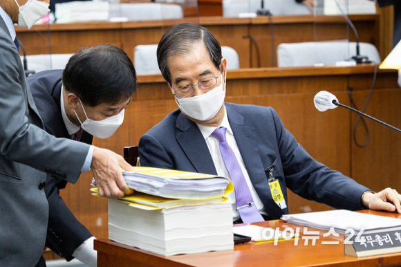 한덕수 국무총리 후보자가 25일 오전 서울 여의도 국회에서 열린 인사청문특별위원회에 출석, 청문회 준비를 하고 있다. [사진=정소희 기자]