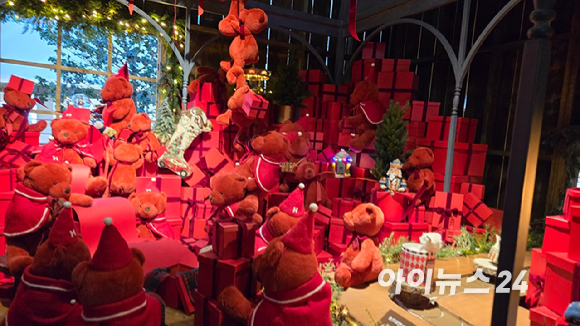 3일 현대백화점 더현대 서울 5층 사운즈 포레스트에 조성된 '포장 공방'. 이번 크리스마스 연출은 대표 캐릭터 '해리'가 아이들에게 편지와 선물을 손수 준비하는 과정을 담아냈다. [사진=진광찬 기자]