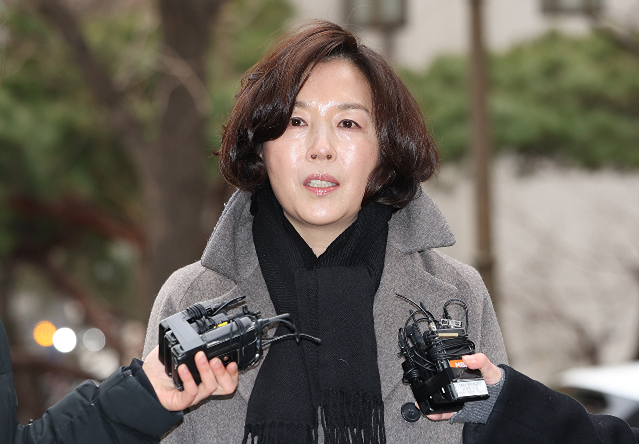 공천헌금 의혹을 받고 있는 강선우 무소속 의원이 제명 전 더불어민주당 소속으로 여성가족부 장관 후보자로 지명됐던 지난해 7월 14일, 서울 여의도 국회 여성가족위원회에서 열린 인사청문회에서 선서하고 있다. 2025.7.14 [사진=연합뉴스]