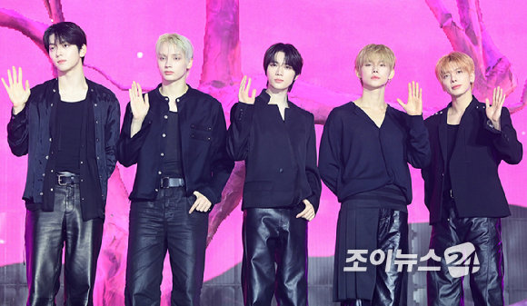 그룹 투모로우바이투게더가 13일 오후 서울시 성북구 안암동 고려대학교 화정체육관에서 열린 투모로우바이투게더(TOMORROW X TOGETHER, TXT) 미니 8집 '7TH YEAR: 가시덤불에 잠시 바람이 멈췄을 때' 발매 기념 쇼케이스에 참석하고 있다. [사진=정소희 기자]