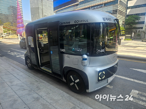 자율주행 셔틀 '로이(ROii)' 내부는 운전대(핸들) 없이 구성됐다. [사진=설재윤 기자]