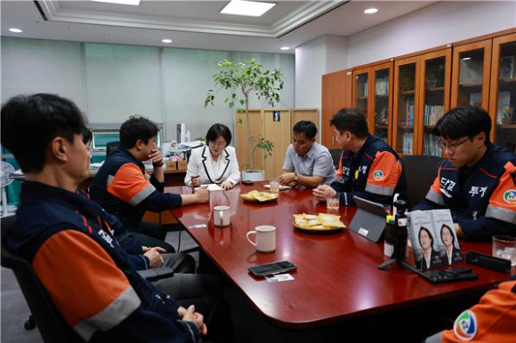 2일 노동계에 따르면 고려아연노동조합은 지난 1일 정혜경 진보당 의원과 간담회를 가지고 MBK의 고려아연 적대적 인수 시도 현황을 공유하고 대한 대응 방안을 논의했다. [사진=고려아연노동조합]