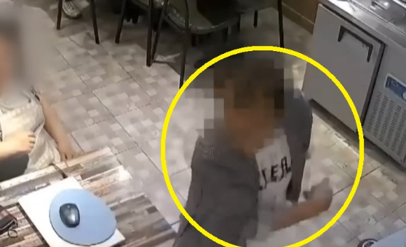 치킨집 손님이 아르바이트생의 얼굴을 폭행한 뒤 아르바이트생이 반격해 주먹으로 가격하자 '쌍방폭행' 처리됐다. [사진=JTBC '사건반장' 캡처]