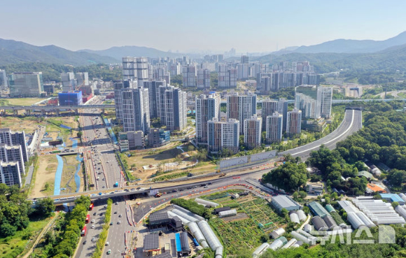 재건축 이주 단계에 접어든 단지가 늘어난 과천에서는 전세 수요자들이 주변지역으로 흩어지며 4주 연속 전셋값 약세를 보이고 있다. 안양시(인덕원)쪽에서 바라본 과천지식정보타운 모습. [사진=과천시 제공]