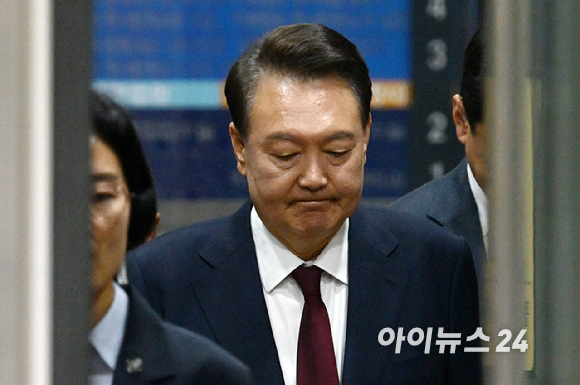 12·3 비상계엄 사태와 관련해 내란 우두머리 혐의 등으로 기소된 윤석열 전 대통령이 12일 서울 서초구 서울중앙지방법원에서 열린 3차 공판을 마친 뒤 법원을 나서고 있다. [사진=사진공동취재단]