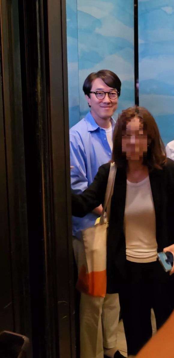 24일(현지시간) 하와이 마우이에서 열린 스냅드래곤 서밋 2025 현장에서 기조연설에 나선 크리스티아노 아몬 퀄컴 최고경영자(CEO, 왼쪽 첫 번째)와 최원준 삼성전자 MX사업부 개발실장(사장)이 포옹을 나누고 있는 모습. [사진=공동취재단]