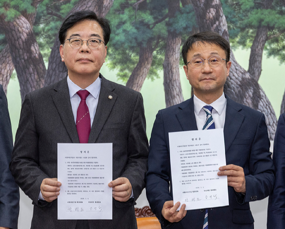 여야 양당 원내대표가 4일 오후 국회에서 대미투자특별법 처리를 위한 국회 차원의 특별위원회 구성에 합의하고 있다. [사진=연합뉴스]