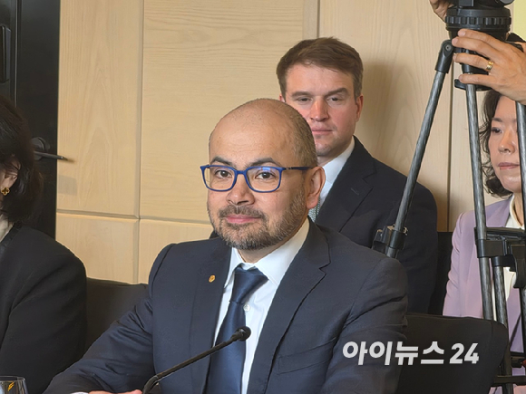 배경훈 부총리(왼쪽)와 데미스 하사비스 구글 딥마인드 CEO가 27일 오후 서울 중구 포시즌스호텔에서 열린 업무협약식에서 기념 촬영하고 있다. [사진=윤소진 기자]