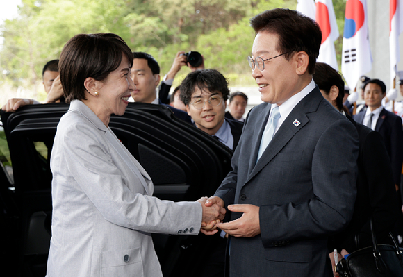 이재명 대통령과 다카이치 사나에 일본 총리가 19일 정상회담장인 경북 안동 한 호텔에서 악수하고 있다. 2026.5.19 [사진=연합뉴스]