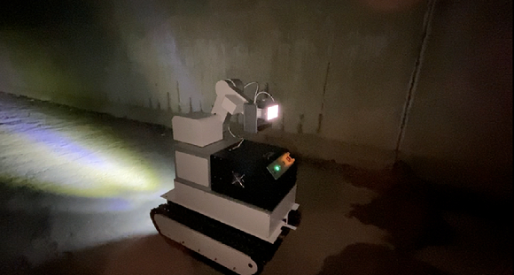 건설연이 개발한 지하 공간 자율 주행형 점검 로봇이 주행테스트를 하고 있는 모습. [사진=건설연]