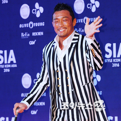 방송인 추성훈이 15일 오후 서울 을지로 동대문디자인플라자에서 열린 '2016 스타일 아이콘 아시아'(이하 SIA) 핑크카펫에 참석해 포즈를 취하고 있다. [사진=이영훈 기자]