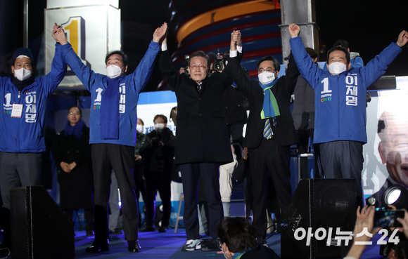 이재명 더불어민주당 대선 후보가 8일 오후 서울 광화문 청계광장에서 열린 '국민의 꿈이 이재명의 꿈입니다' 서울 집중 유세에서 송영길 대표, 이낙연 총괄선대위원장, 정세균 전 총리, 김동연 새로운물결 대표 등과 만세를 하고 있다. [사진=국회사진취재단]