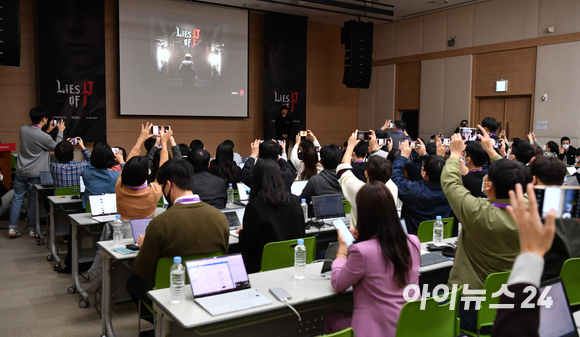 최지원 네오위즈 총괄 디렉터가 17일 부산 해운대구 우동 벡스코에서 열린 국제게임전시회 '지스타 2022'에서 'P의 거짓'을 소개하고 있다. [사진=김성진 기자]