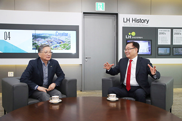  홍남표 경상남도 창원특례시장(오른쪽)이 지난 11일 한국토지공사(LH)를 방문해 이한준 LH 사장과 환담하고 있다. [사진=경상남도 창원특례시] 