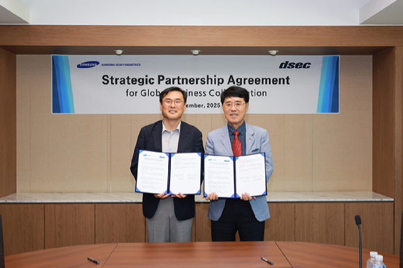 김경희 삼성중공업 부사장(왼쪽)과 윤석용 디섹 대표이사가 '전략적 파트너십 구축 협약(MOU)'을 체결하고 있다. [사진=삼성중공업]
