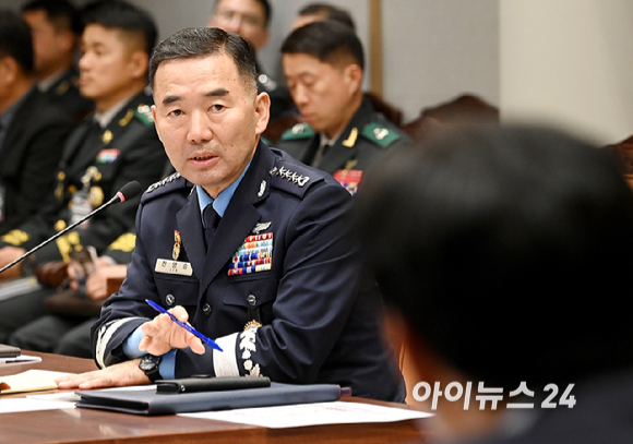 진영승 합동참모본부 의장이 8일 오후 서울 용산구 국방부에서 열린 국회 국방위원회의 합동참모본부에 대한 국정감사에서 의원질의에 답하고 있다. [사진=곽영래 기자]