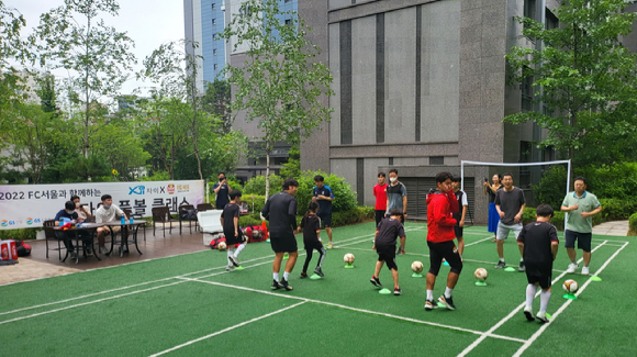 지난달 24일 서울 마포구 신촌그랑자이 아파트에서 진행된 'FC서울과 함께하는 찾아가는 풋볼클래스' 행사에 참여한 입주민들이 축구 기술을 배우고 있다. [사진=GS건설]