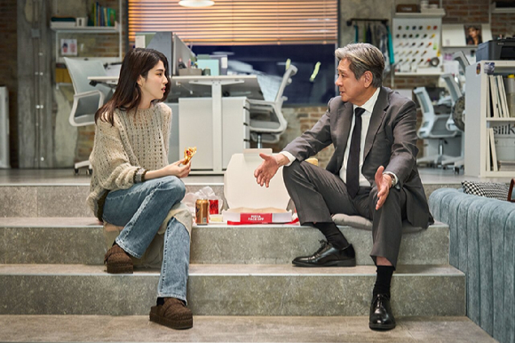 배우 한소희와 최민식이 영화 '인턴'에서 열연하고 있다. [사진=워너브러더스코리아㈜]