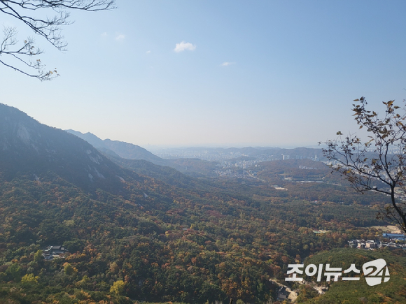 고품격 엔터테인먼트 경제지 조이뉴스24가 개최하는 '산악인 오은선과 함께 하는 제6회 희망찾기 등산·트레킹교실'이 29일 오전 9시 서울 은평구 대서문길 북한산성 분소 인근에서 열렸다. 북한산 원효암에서 보이는 서울 전경. [사진=이미영 기자]