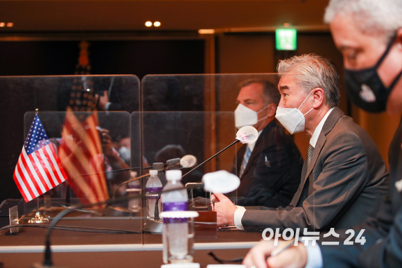 성 김 미국 국무부 대북특별대표가 23일 오전 서울 중구 더플라자호텔에서 열린 한미 북핵수석대표 협의에 참석해 모두발언을 하고 있다.