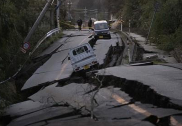 아오모리 현에서 지진으로 인해 피해 받은 자동차. [사진=X 갈무리]