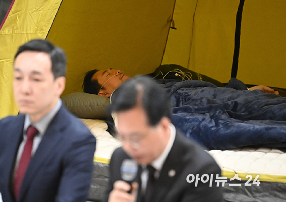 통일교&middot;공천헌금 '쌍특검' 입법을 요구하며 단식 투쟁에 나선 지 8일 차를 맞은 국민의힘 장동혁 대표가 22일 국회 로텐더홀 텐트 안에 누워있다. [사진=곽영래 기자]