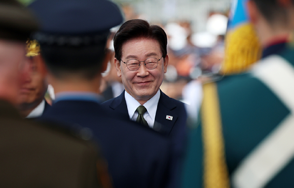 이재명 대통령이 1일 충남 계룡대에서 열린 제78주년 국군의 날 기념행사에서 표창 수여 중 미소를 보이고 있다. [사진=연합뉴스]