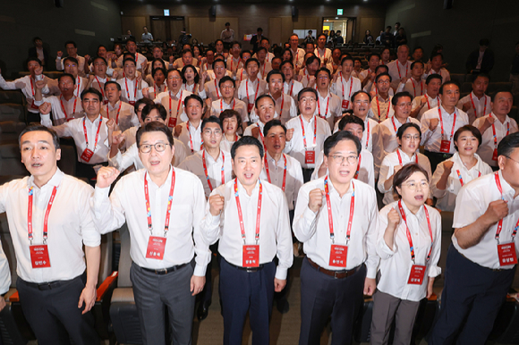 28일 인천국제공항공사 항공교육원에서 열린 2025 에서 장동혁 대표, 송언석 원내대표 등 참석자들이 포즈를 취하고 있다. [사진=연합뉴스]