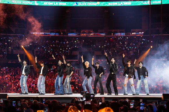 그룹 제로베이스원이 지난 1일(현지시간)부터 3일까지 미국 로스앤젤레스 크립토닷컴 아레나에서 열린 K-팝 팬&아티스트 페스티벌 '케이콘 엘에이 2025(KCON LA 2025)' 무대에서 열띤 공연을 펼치고 있다. [사진=CJ ENM]