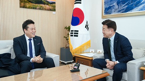 이성희 컨텍 대표이사(왼쪽)가 오영훈 제주도지사 집무실을 예방, ‘아시안 스페이스 파크' 사업에 관해 논의하고 있다.  [사진=제주특별자치도]