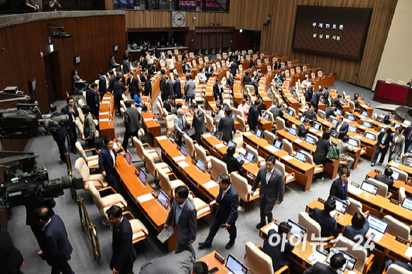 윤상현 국민의힘 의원이 20일 서울 여의도 국회에서 열린 본회의에서 윤석열&middot;김건희에 의한 내란&middot;외환 및 국정농단 행위의 진상규명을 위한 특별검사 임명 등에 관한 법률 일부개정법률안에 대해 무제한토론(필리버스터)에 돌입하자 더불어민주당 의원들이 퇴장하고 있다. [사진=곽영래 기자]