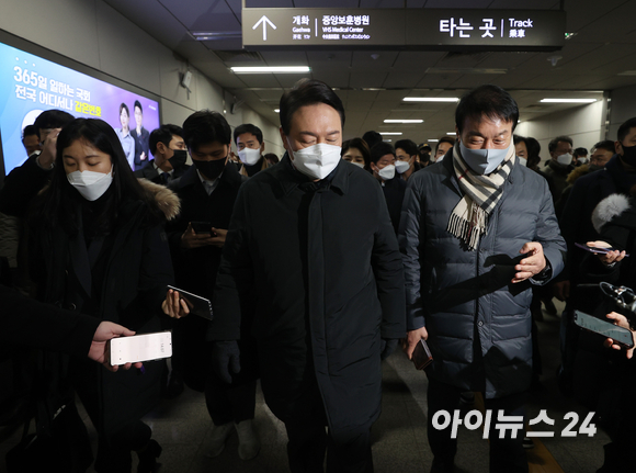 윤석열 국민의힘 대선 후보가 7일 오전 서울 지하철 9호선을 타고 여의도 국회의사당역에서 내려 당사로 출근하고 있다. [사진=김성진 기자]