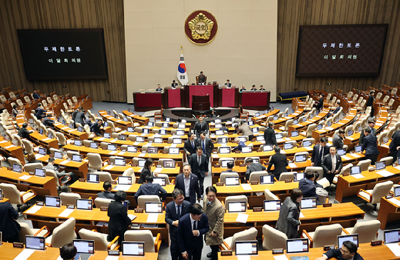 20일 국회에서 열린 3월 임시국회 2차 본회의에서 국민의힘 이달희 의원이 중대범죄수사청 설치법에 대해 무제한 토론을 시작하자 의원들이 본회의장을 떠나고 있다. 2026.3.20 [사진=연합뉴스]