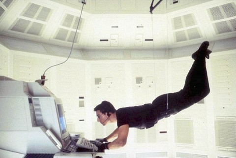 1996년에 개봉한 미션임파서블1에서 톰 크루즈가 로프를 타는 장면. [사진=파라마운트]