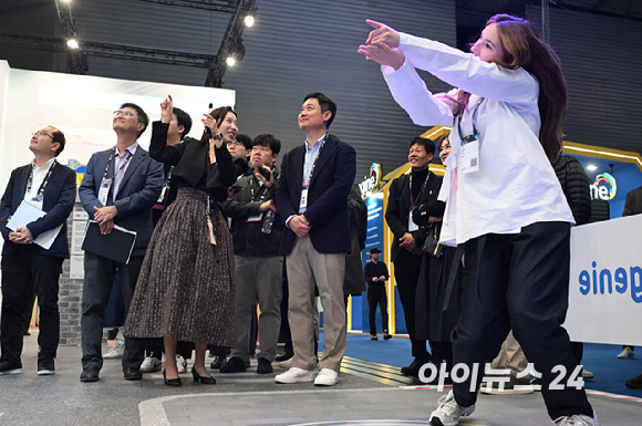 홍범식 LG유플러스 사장이 4일(현지시간) 스페인 바르셀로나 피라 그란 비아 전시장에서 열린 '모바일 월드 콩그레스(MWC) 2025' KT 부스를 둘러보고 있다. [사진=사진공동취재단]