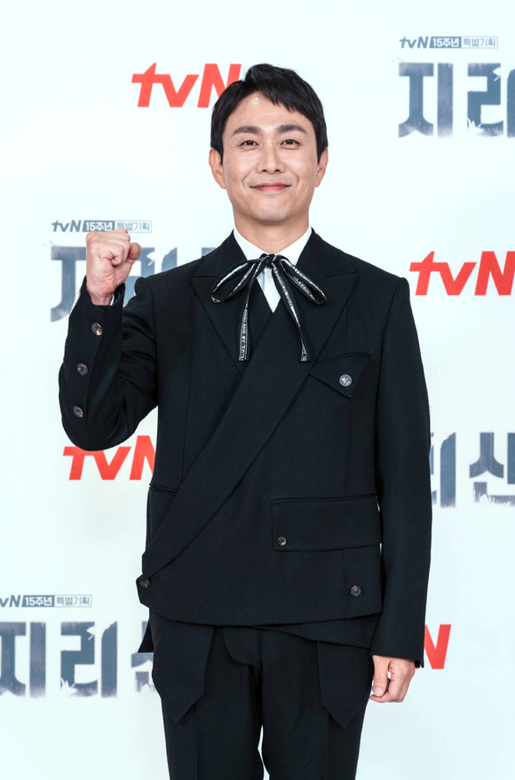 배우 오정세가 13일 온라인으로 진행된 tvN 15주년 특별기획 '지리산' 제작발표회에 참석해 포즈를 취하고 있다. [사진=tvN]