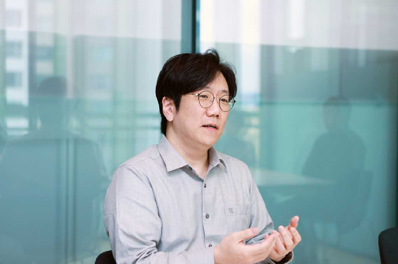 성낙호 네이버클라우드 하이퍼스케일 기술총괄(전무)가 12일 오전 네이버그린팩토리에서 기자들과 인터뷰를 진행하고 있다. [사진=네이버클라우드]