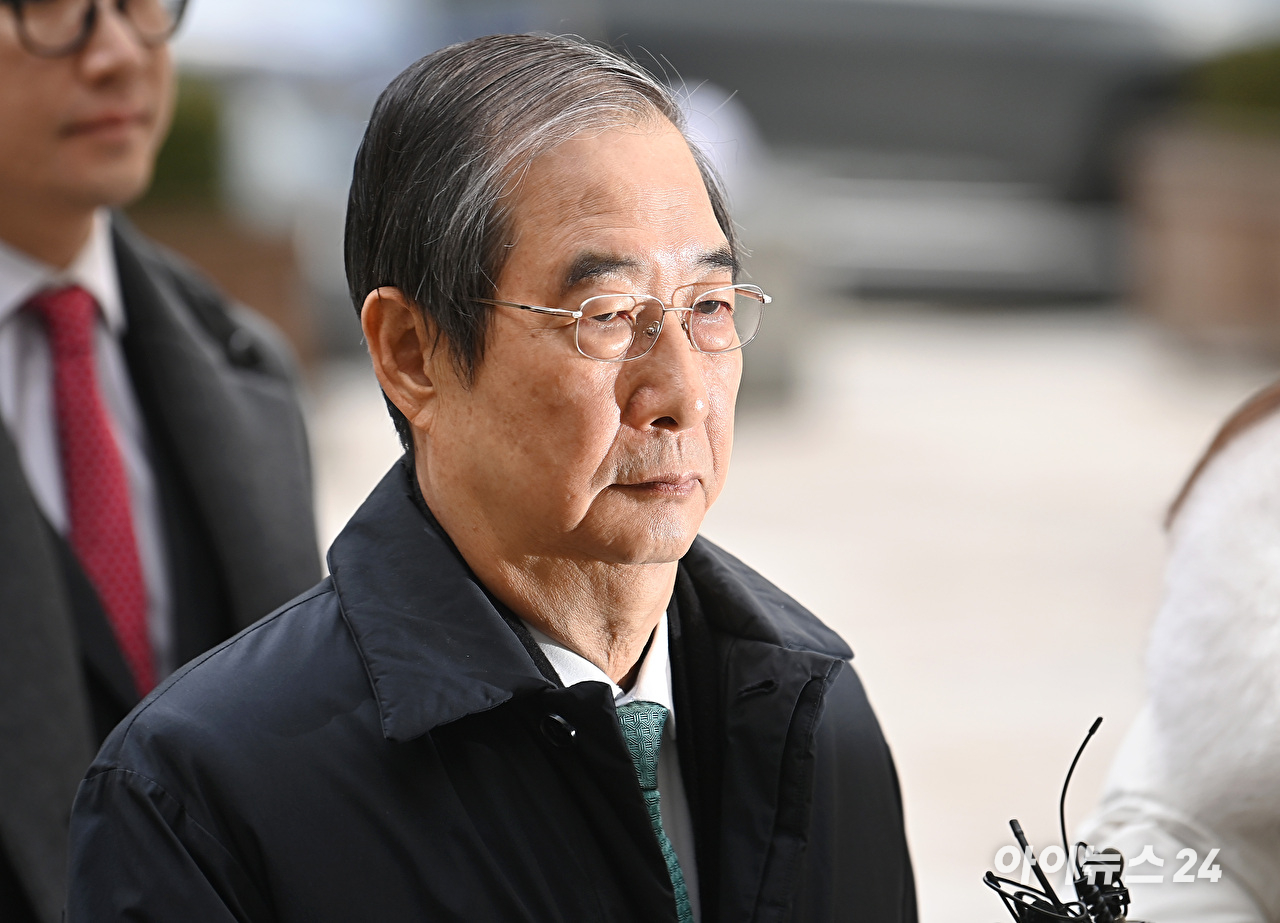 내란 방조 및 내란 중요임무 종사 혐의를 받는 한덕수 전 국무총리가 지난해 11월 26일 서울중앙지법에서 열린 결심 공판에 출석하고 있다. 2025.11.26. [사진=곽영래 기자]