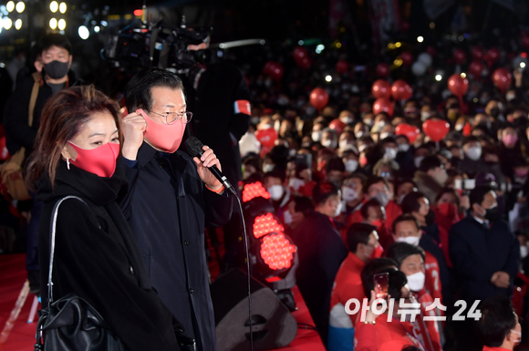 배우 김부선과 '굿바이 이재명'의 저자 장영하 변호사가 8일 오후 서울 중구 서울시청 광장에서 열린 윤석열 국민의힘 대선 후보의 서울 피날레유세에서 윤 후보 지지 선언을 하고 있다. [사진=국회사진취재단]